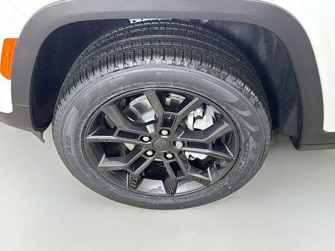 New 2025 Jeep Grand Cherokee Limited image 31