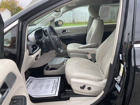 Used 2017 Chrysler Pacifica Touring Plus image 12