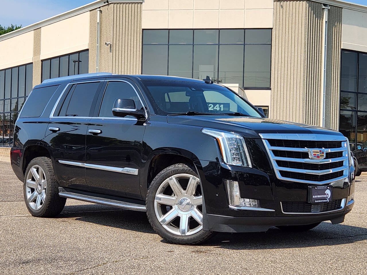 Used 2018 Cadillac Escalade Premium Luxury AWD/4WD image 37