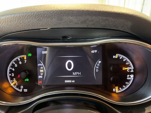 Used 2020 Jeep Grand Cherokee Laredo image 12