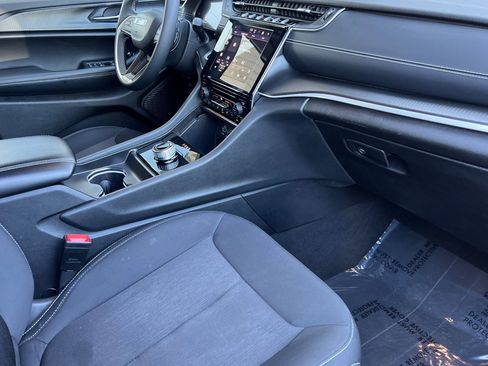 Used 2023 Jeep Grand Cherokee L Laredo image 14