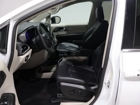 Used 2024 Chrysler Pacifica Touring-L FWD image 9