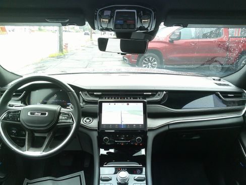 Used 2022 Jeep Grand Cherokee Overland w/ Luxury Tech Group IV AWD/4WD image 20