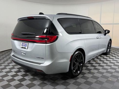 Used 2024 Chrysler Pacifica Limited w/ S Appearance Package image 3