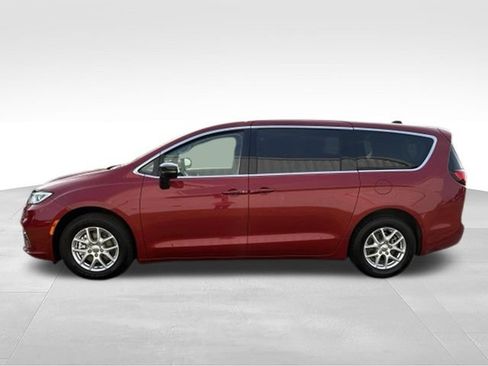 Used 2024 Chrysler Pacifica Touring-L FWD image 14