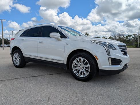 Used 2018 Cadillac XT5 AWD image 2