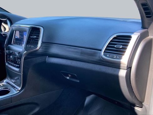 Used 2019 Jeep Grand Cherokee Laredo RWD image 19