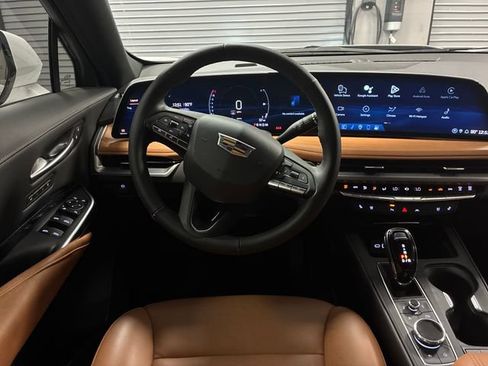 Used 2024 Cadillac XT4 Premium Luxury w/ Active Safety Package FWD image 13