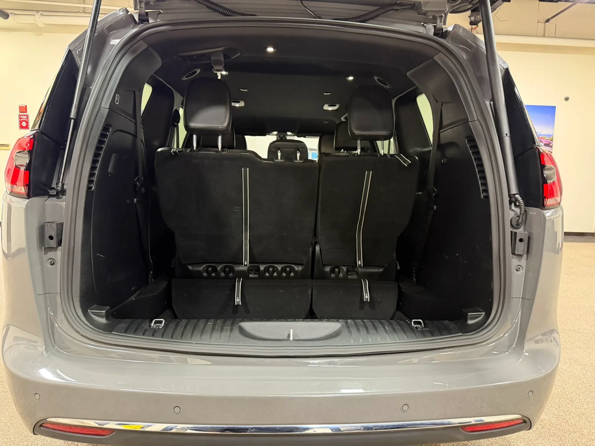 Used 2025 Chrysler Pacifica Select FWD image 25