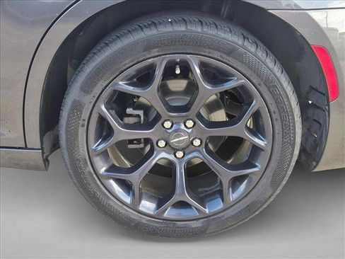 Used 2019 Chrysler 300 S RWD image 7
