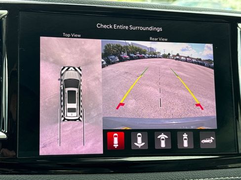 Used 2021 Chrysler Pacifica Touring-L FWD image 21