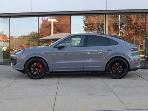 New 2026 Porsche Cayenne Turbo image 2