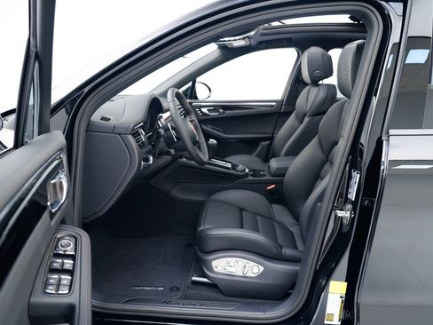 Certified 2026 Porsche Macan Turbo AWD/4WD image 18