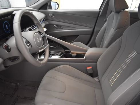 Used 2025 Hyundai Elantra SEL FWD image 22
