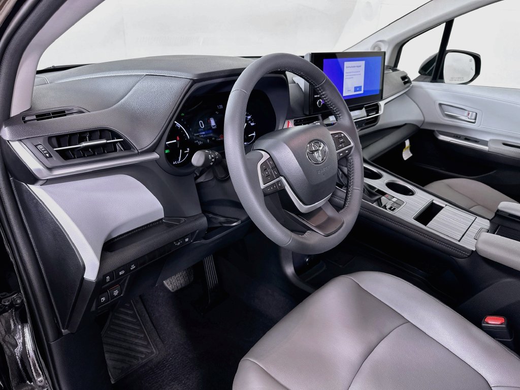 Used 2026 Toyota Sienna XLE FWD image 9