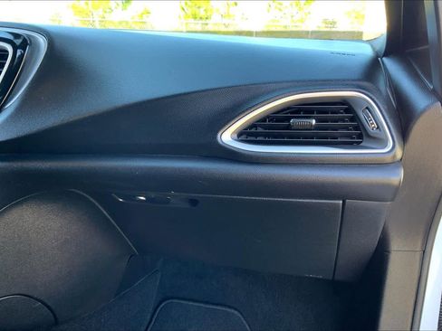 Used 2020 Chrysler Pacifica Touring-L Plus image 17