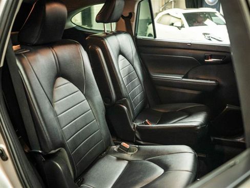 Used 2023 Toyota Highlander XLE AWD/4WD image 13