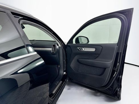 Used 2025 Volvo XC40 B5 Plus image 34