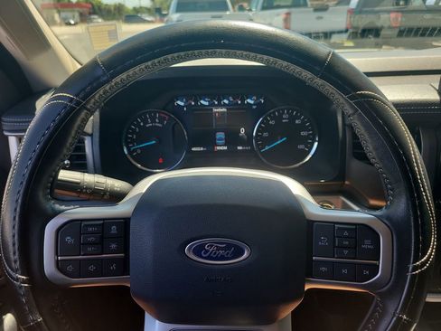 Used 2023 Ford Expedition XLT image 30