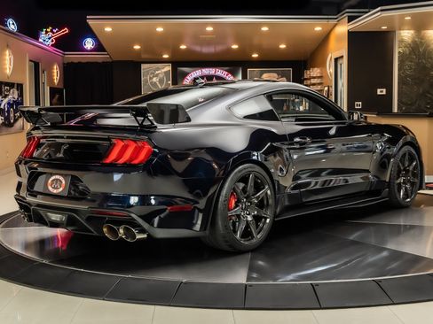 Used 2021 Ford Mustang Shelby GT500 w/ Carbon Fiber Track Pack RWD image 11