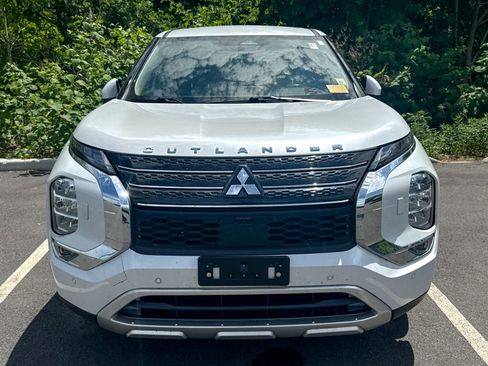 Used 2023 Mitsubishi Outlander SE AWD/4WD image 2
