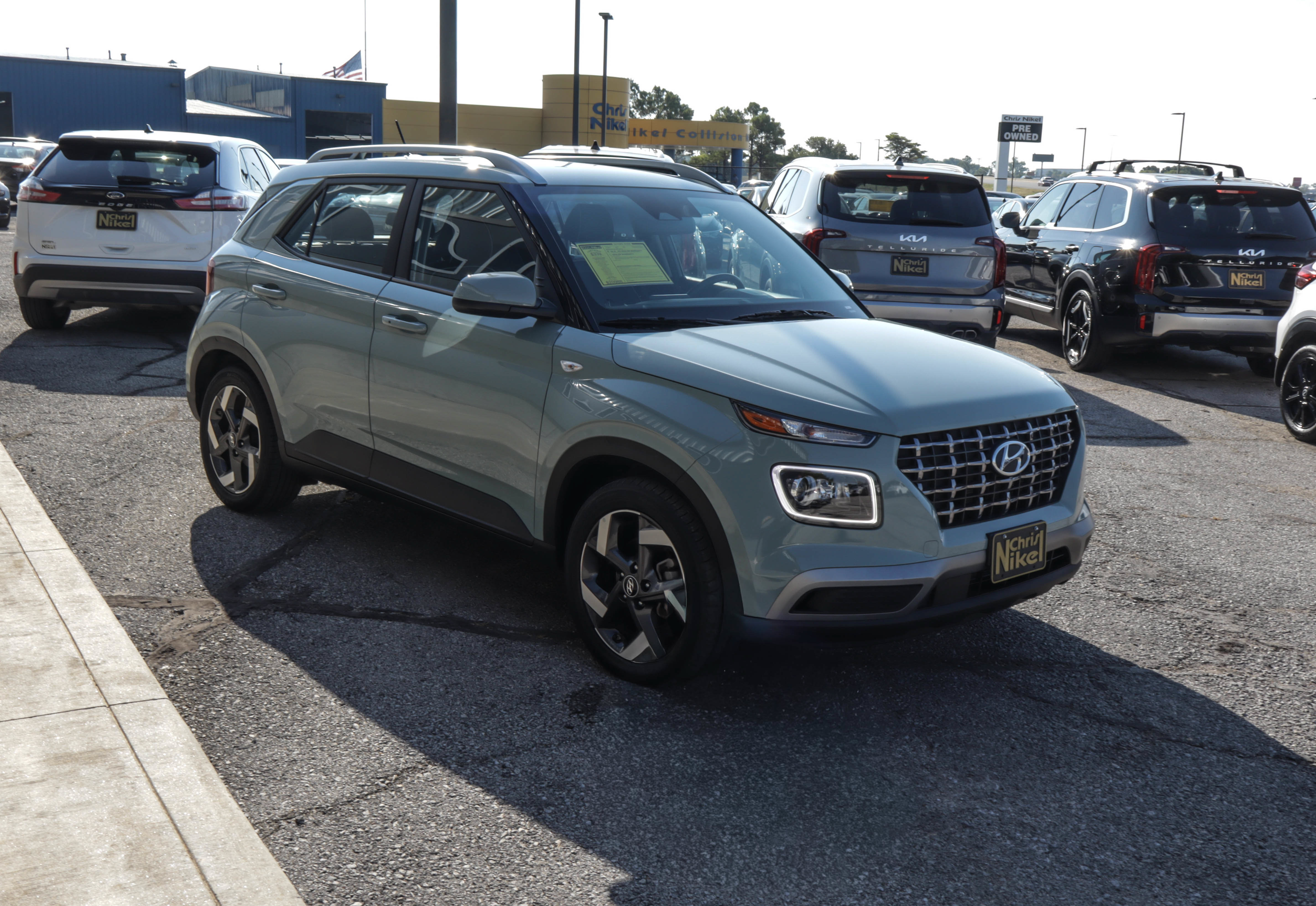 Used 2025 Hyundai Venue Limited FWD image 3