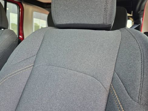 Used 2025 Jeep Wrangler Unlimited Sahara AWD/4WD image 19