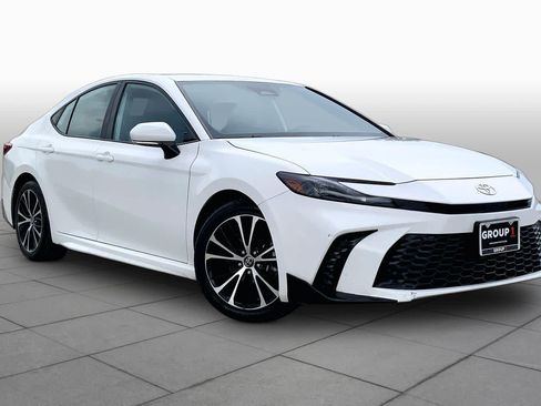 Used 2025 Toyota Camry SE FWD image 3
