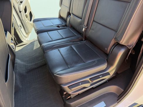 Used 2022 GMC Yukon XL SLT w/ SLT Luxury Package image 19