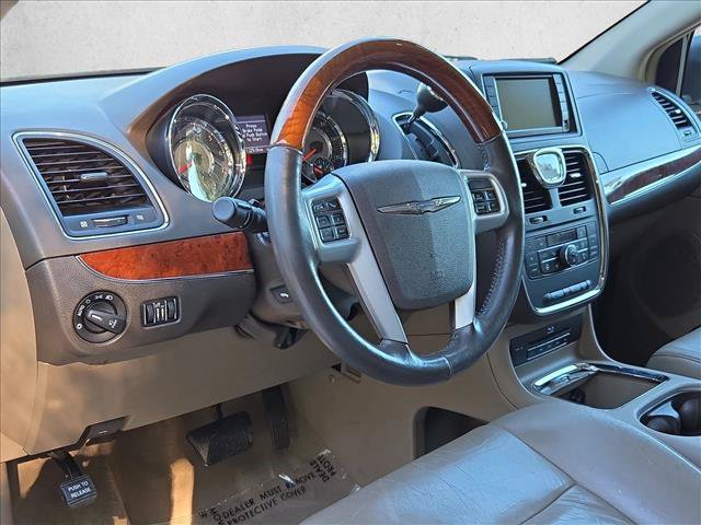 Used 2013 Chrysler Town & Country Limited w/ Luxury Group FWD image 10
