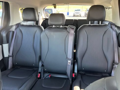 Used 2023 Kia Carnival EX FWD image 13