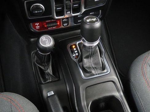 Used 2025 Jeep Wrangler 4WD Rubicon image 23