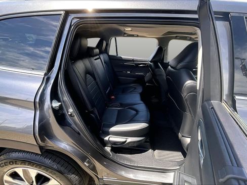 Used 2022 Toyota Highlander XLE AWD/4WD image 19