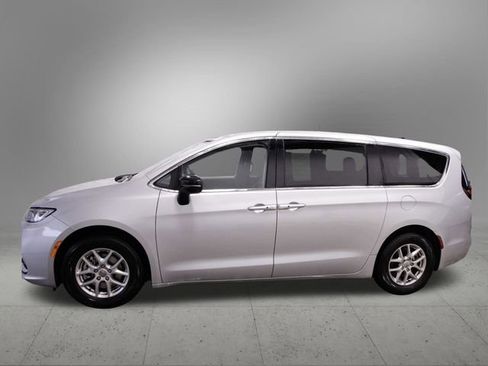 Used 2024 Chrysler Pacifica Touring-L image 2