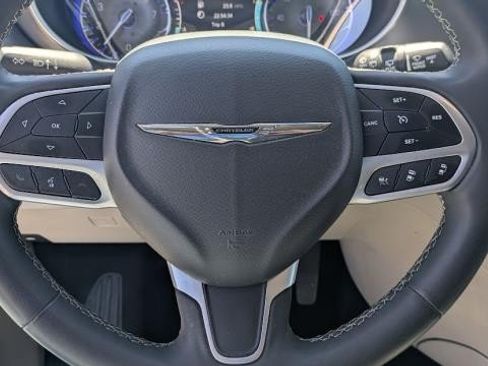 Used 2023 Chrysler Pacifica Touring-L FWD image 9