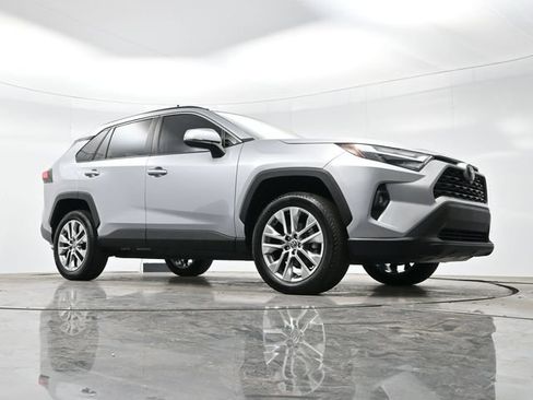 Used 2022 Toyota RAV4 XLE Premium image 28
