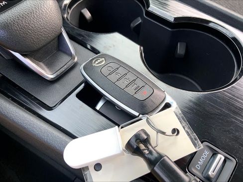 Used 2024 Nissan Rogue SV FWD image 14