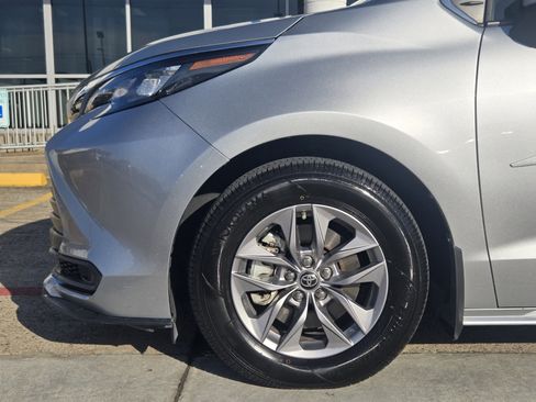 Used 2024 Toyota Sienna LE image 5