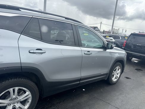 Used 2024 GMC Terrain SLE w/ Driver Convenience Package image 10