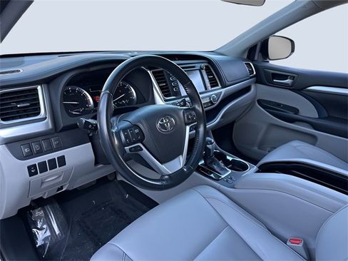 Used 2017 Toyota Highlander XLE image 14