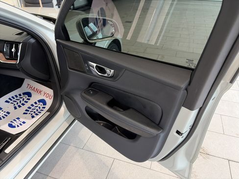 Used 2020 Volvo V60 T5 Momentum image 20