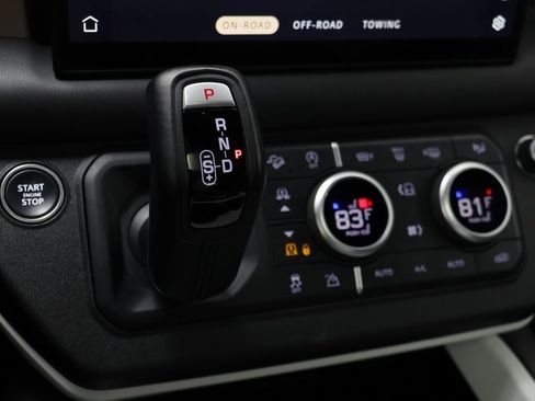 Used 2025 Land Rover Defender 110 X-Dynamic SE image 12