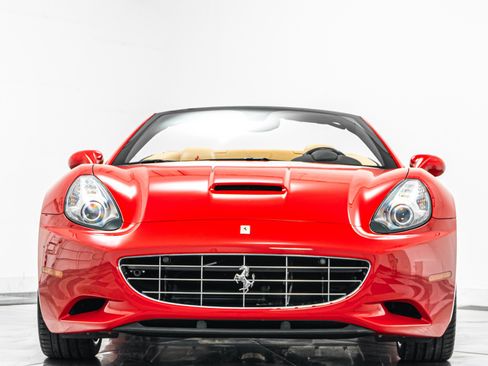 Used 2013 Ferrari California image 4