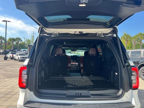 Used 2024 Ford Expedition Limited image 13