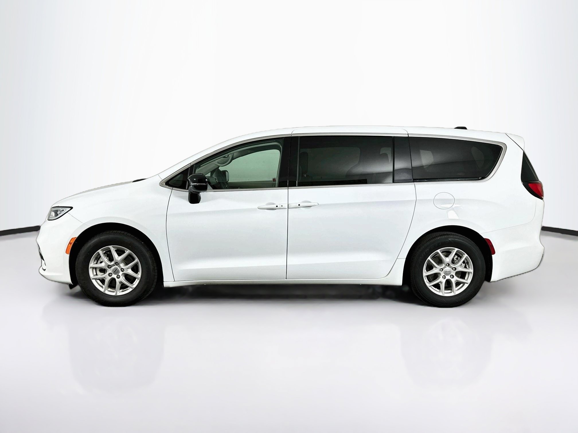 Used 2024 Chrysler Pacifica Touring-L FWD image 4