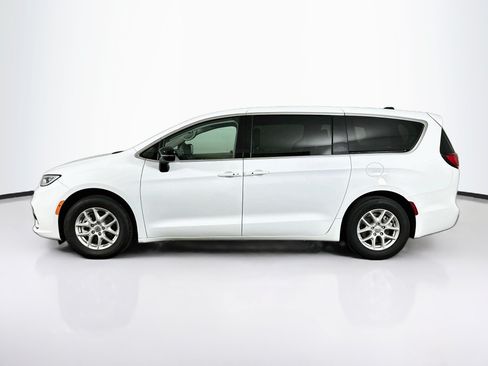 Used 2024 Chrysler Pacifica Touring-L FWD image 4