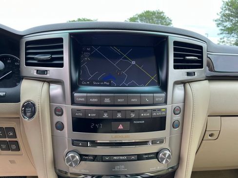 Used 2013 Lexus LX 570 4WD w/ Luxury Pkg image 38