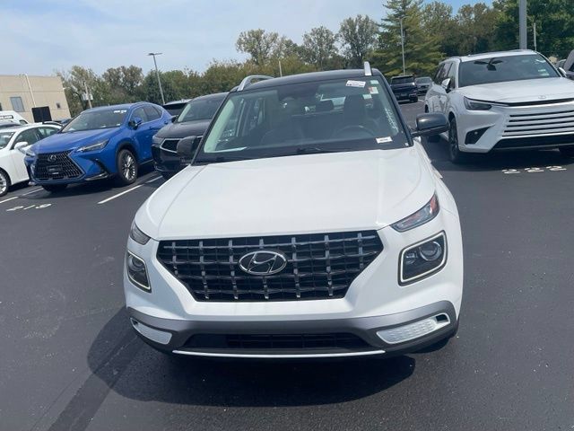 Used 2025 Hyundai Venue Limited FWD image 2