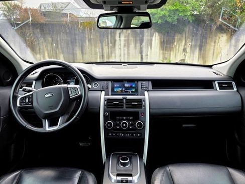 Used 2017 Land Rover Discovery Sport SE image 10
