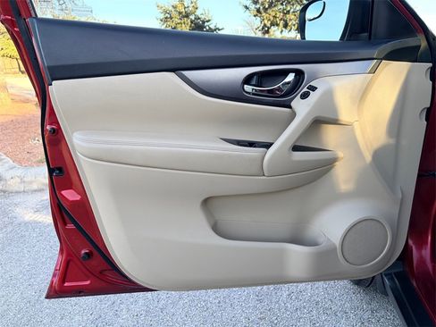 Used 2015 Nissan Rogue SV image 18